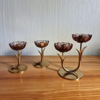 Gunnar Ander - Mässingsljusstakar med glas i lila